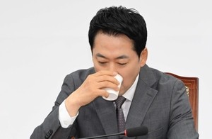 [헤럴드pic] 물마시는 장동혁 대표