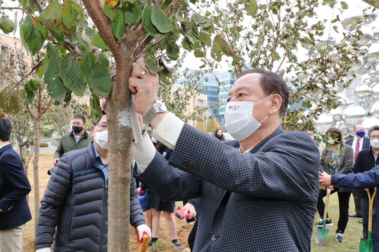 Mapo-gu District Mayor Yoo Dong-gyun takes part in a tree-planting event under the "One Household, One Tree" initiative during the seventh term of local government.