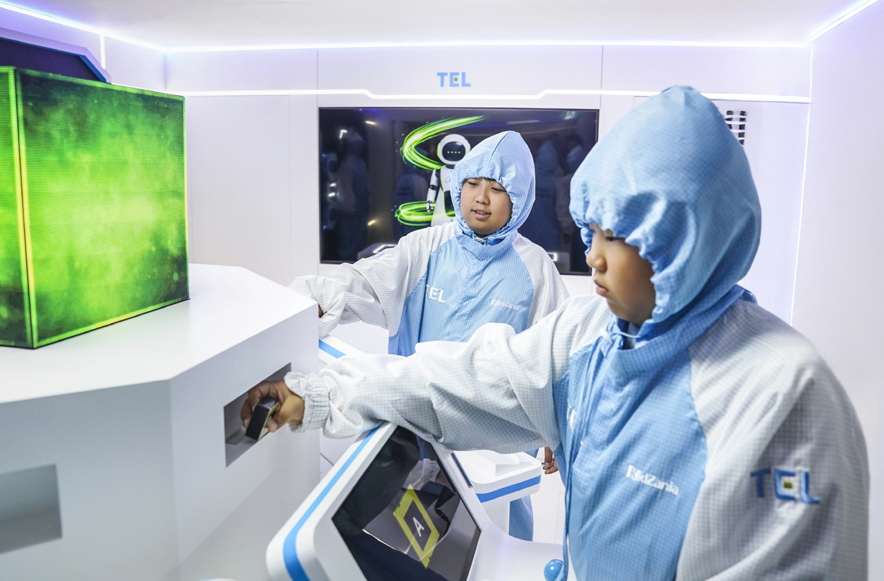 도쿄일렉트론코리아의 ‘TEL 드림캠프’에 참가한 어린이들이 ‘TEL 반도체 드림랩’에서 반도체 공정 미션을 체험하고 있다. [도쿄일렉트론코리아 제공]