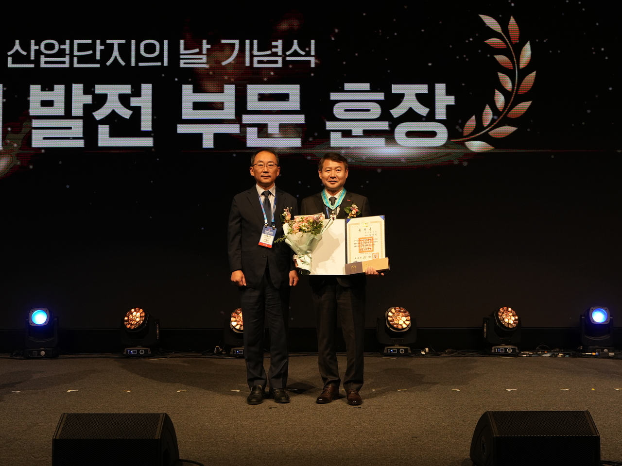 Korea Industrial Complex Corp. held the "62nd Industrial Complex Day Ceremony" at Exco in Daegu on Monday. Park Dong-il, director general of industrial policy at the Ministry of Trade, Industry and Energy (left), and Jeong Jae-deok, CEO of Irim Electronics, pose after an awards presentation at the ceremony. [Korea Industrial Complex Corp.]