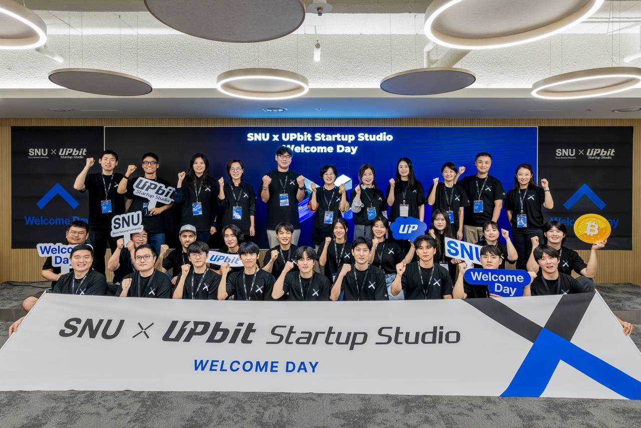 Dunamu Chairman Song Chi-hyung (second row, fifth from left) and company executives pose for a photo with founders who have moved into the SNU x Upbit Startup Studio. [Dunamu]