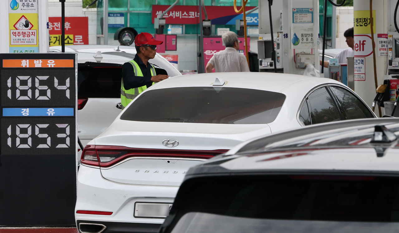 This photo taken on Sunday, shows a gas station in Seoul. (Yonhap)