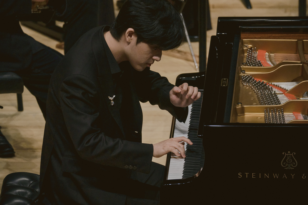 Lim Yunchan performs in a concert with Camerata Salzburg on June 15 at Lotte Concert Hall in Jamsil, Songpa-gu, eastern Seoul. (Moc Production)