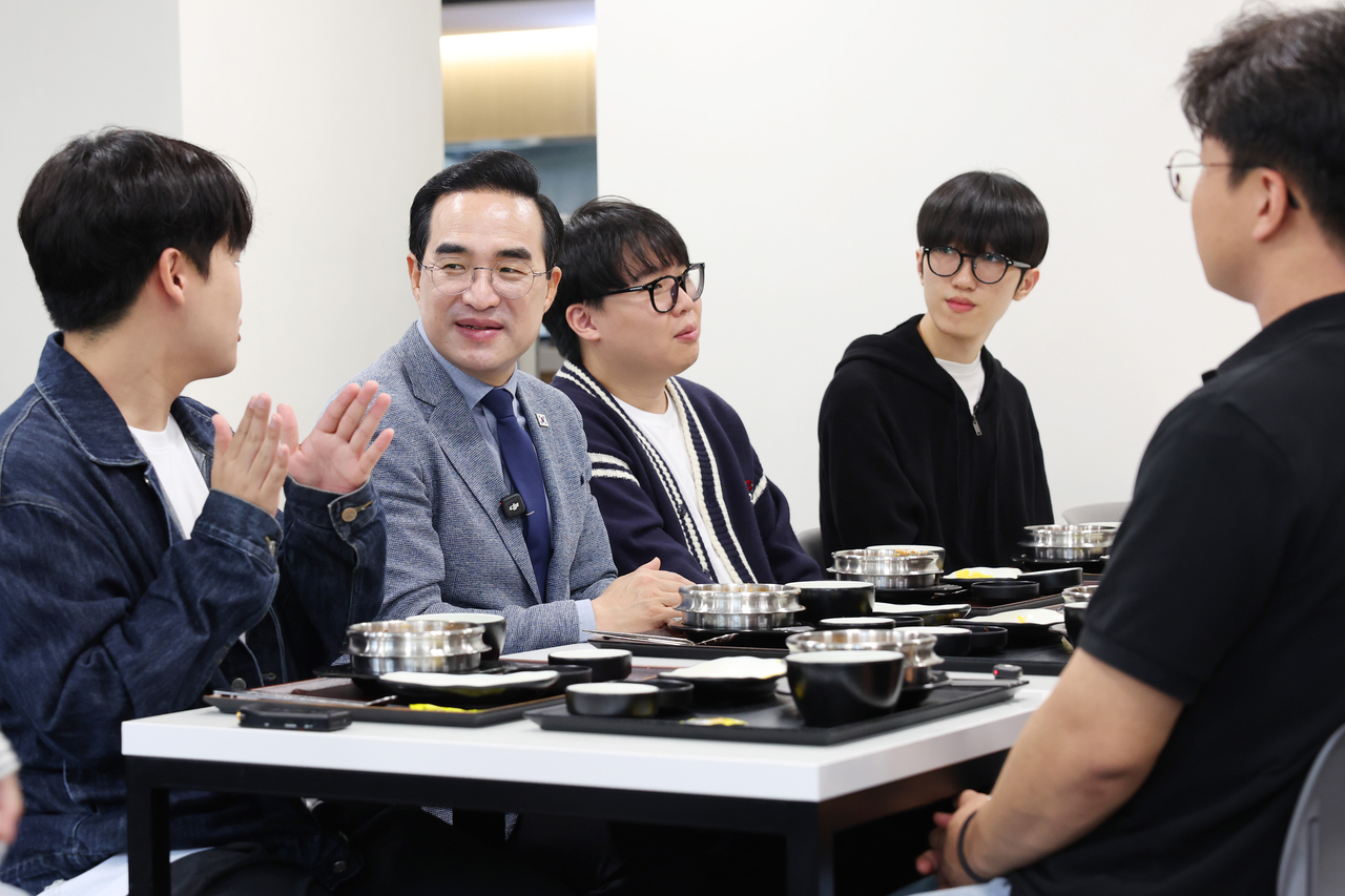 박홍근 기획예산처 장관이 9월 14일 오전 서울 성북구 고려대학교 학생회관 학생식당에서 고려대 학생들과 ‘천원의 아침밥’을 함께 하며 대화를 나누고 있다. [기획예산처 제공]