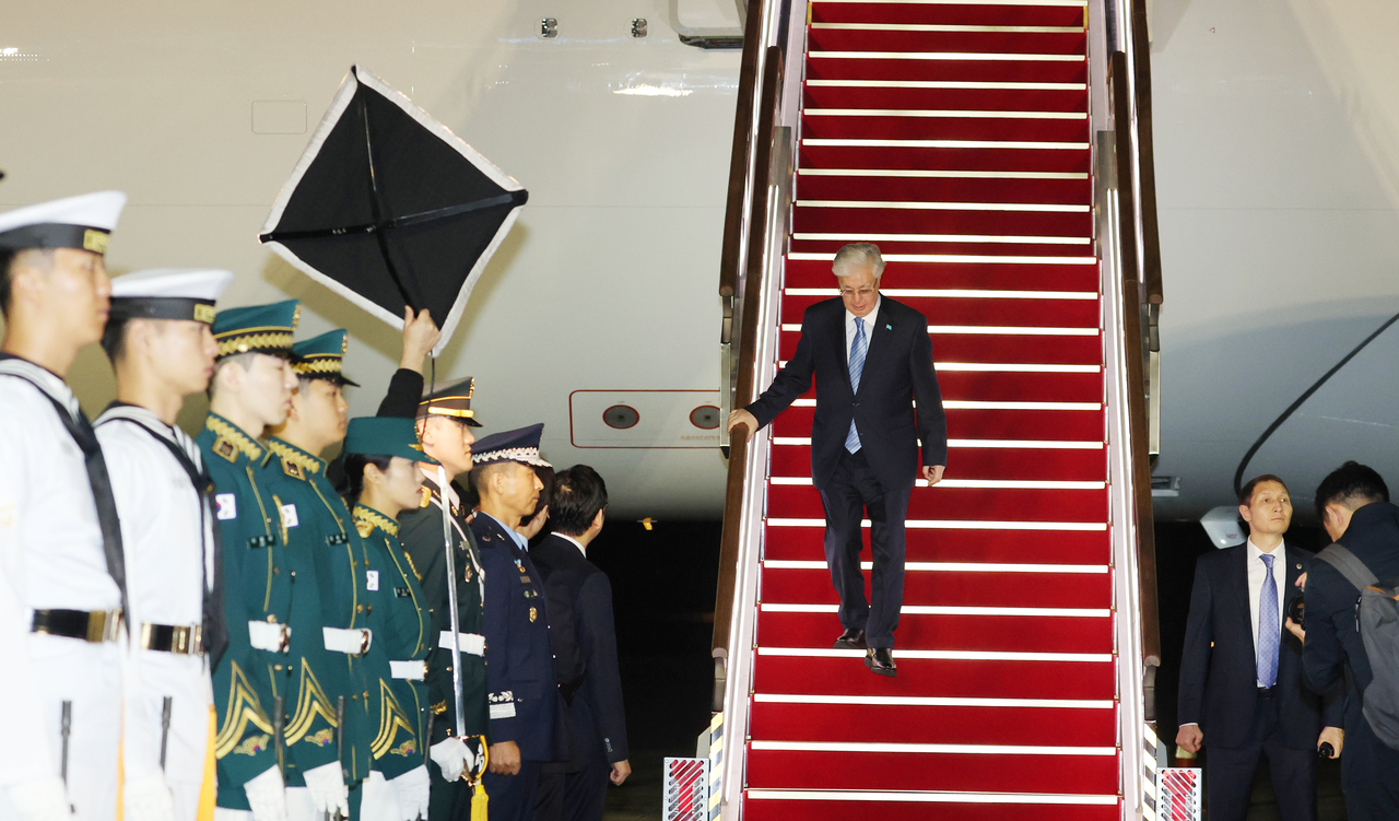 Kazakh President Kassym-Jomart Tokayev arrives at Seoul Air Base in Seongnam, south of Seoul, on Monday for a state visit to South Korea. (Yonhap)