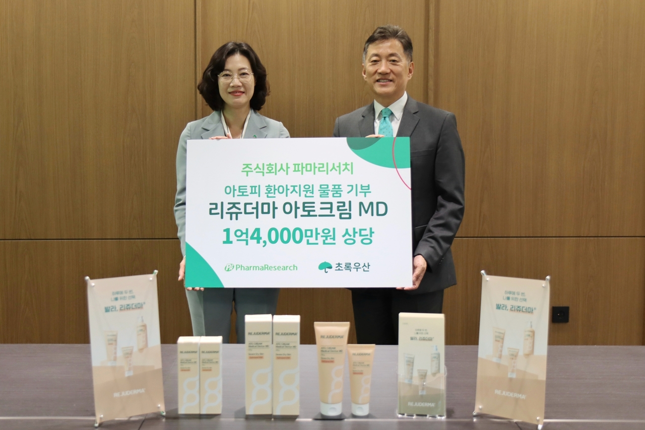 Yeo In-mi (left), head of ChildFund Korea's Gyeonggi Province Region 1 office, and Son Ji-hun, CEO of PharmaResearch, pose for a photo. [PharmaResearch]