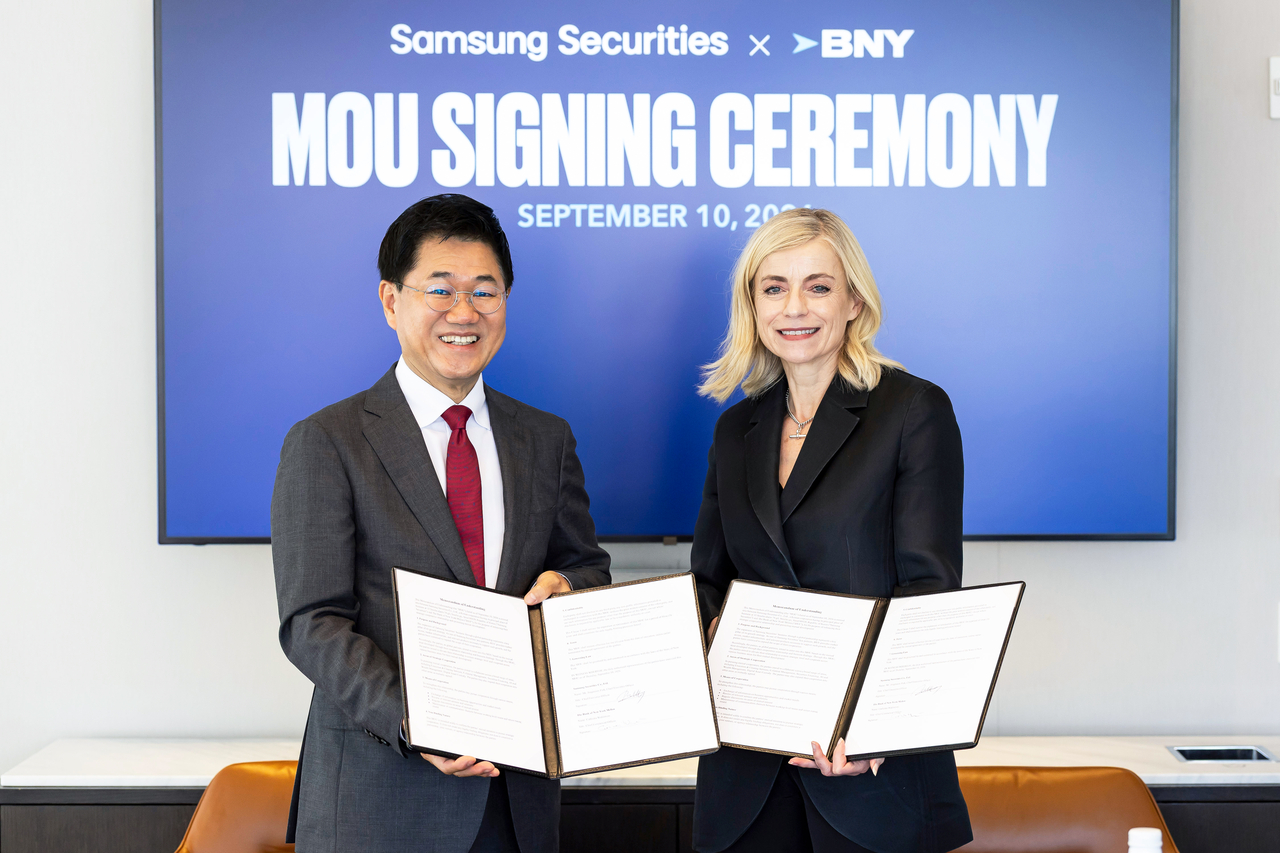 Samsung Securities President Park Jong-moon and BNY Chief Client Officer Cathinka Wahlstrom, along with representatives from both companies, attend a comprehensive partnership signing at BNY's headquarters in New York. Pictured from left: Park Jong-moon, president of Samsung Securities, and Cathinka Wahlstrom, chief client officer of BNY. [Samsung Securities]