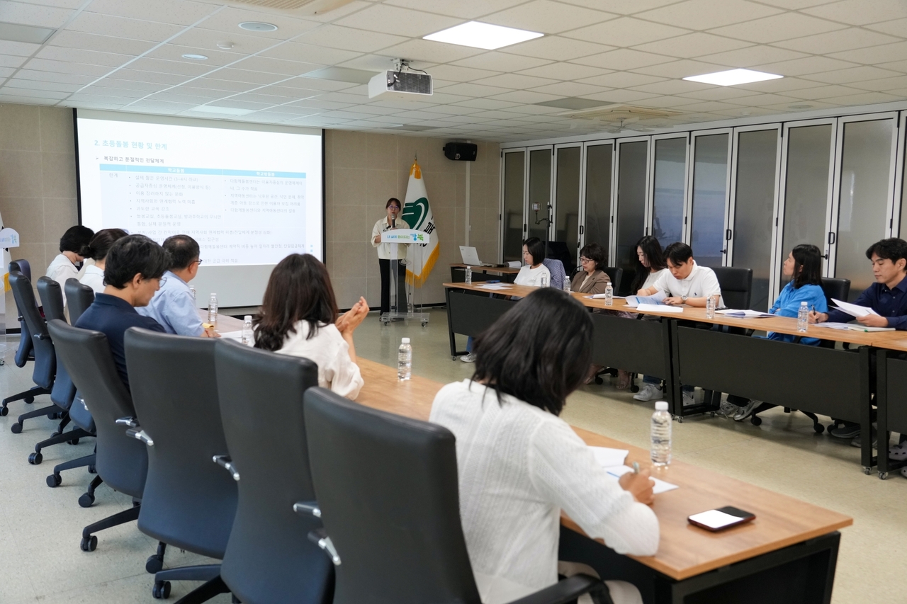 The second Gangbuk Innovation Forum was held Friday at 8 a.m. in the district's planning situation room. Officials from the education support and youth affairs divisions attended as Kim A-remi, an associate professor of social welfare at Seoul Women's University, delivered a lecture on building an integrated elementary care system.