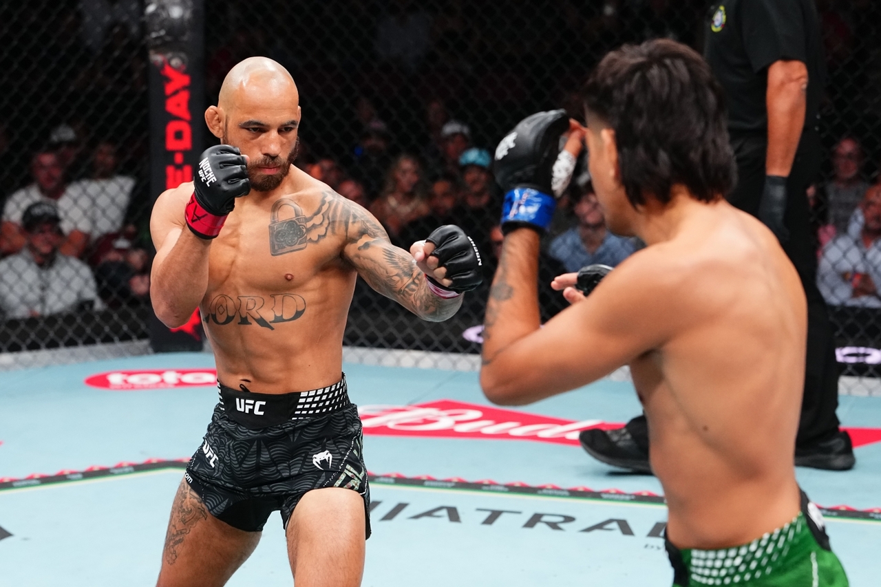 13일 ‘노체 UFC: 시우바 vs 델가도’ 대회 메인이벤트에 나선 제앙 시우바(왼쪽)이 호세 미겔 델가도와 맞서고 있다. 이 경기에서 시우바는 3라운드 서브미션으로 승리했다. [UFC 제공]