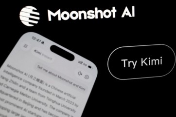 샘 울트만 오픈AI 최고경영자(CEO)와 다리오 아모데이 앤트로픽 CEO 등이 연달아 AI가 인간의 통제를 벗어날 가능성을 경고하며 ‘속도조절’ 필요성을 호소한 가운데, 중국은 사실상 이를 거부하는 반응을 보였다. 사진은 중국의 AI 모델 개발사 문샷AI가 선보인 키미3 의 초기 화면 모습. [로이터]