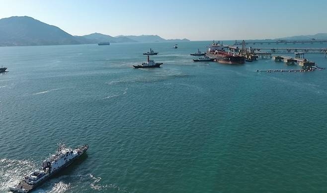 The Yeosu Coast Guard escorts a shipment of Kazakhstani crude oil arriving at the GS Caltex crude oil pier on April 8. [Yeosu Coast Guard]