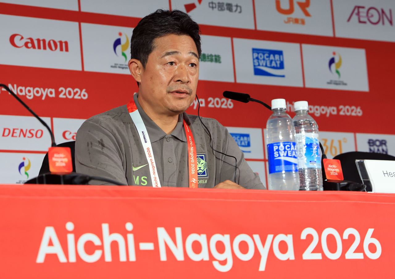 Lee Min-sung, head coach of the South Korean men‘s national soccer team competing at the Asian Games, speaks during a press conference at Nagoya City Mizuho Park Rugby Field in Nagoya, Japan, Monday.   (Yonhap)