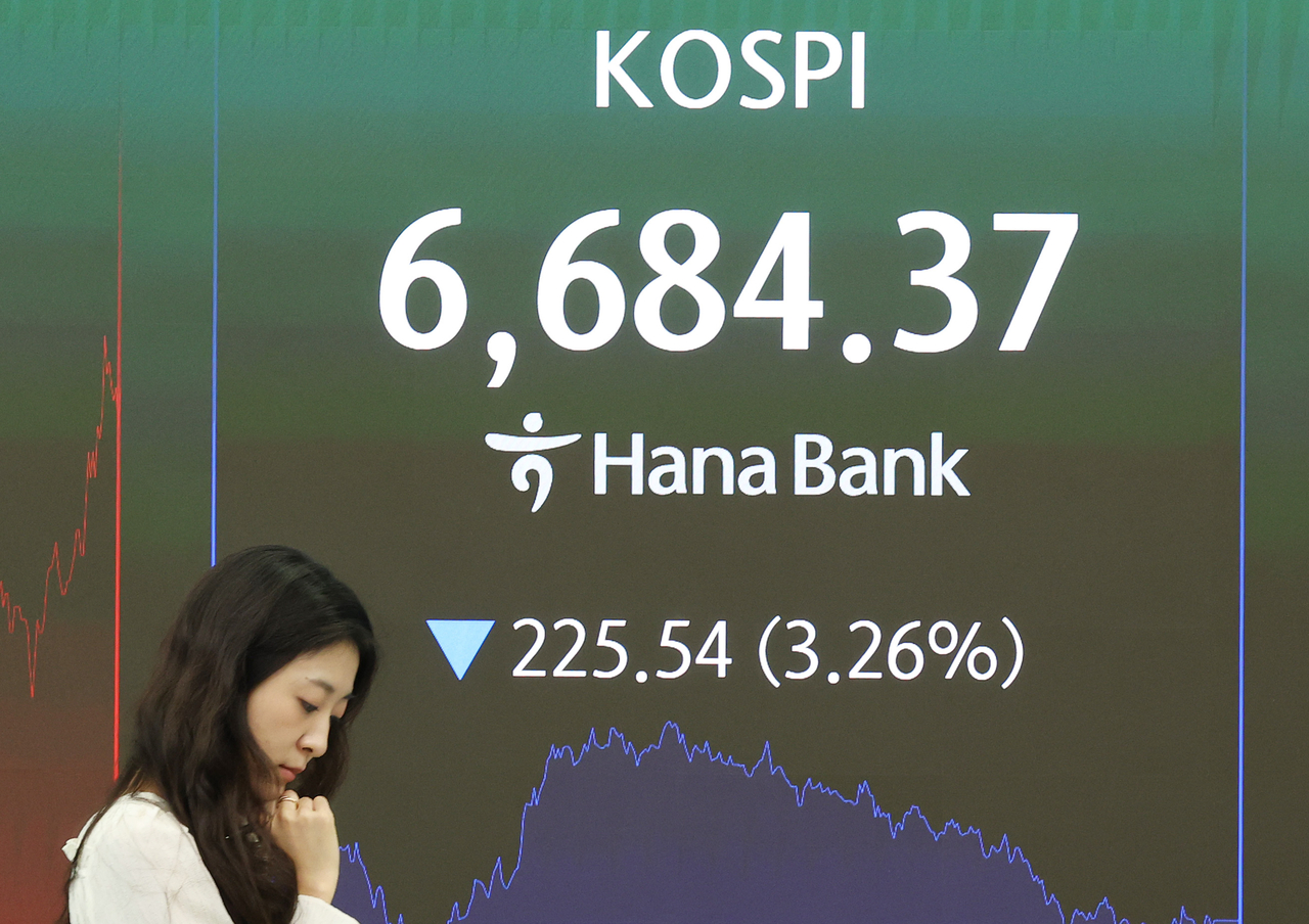 An electronic board showing the Korea Composite Stock Price Index at a dealing room of the Hana Bank headquarters in Seoul on Monday. (Yonhap)