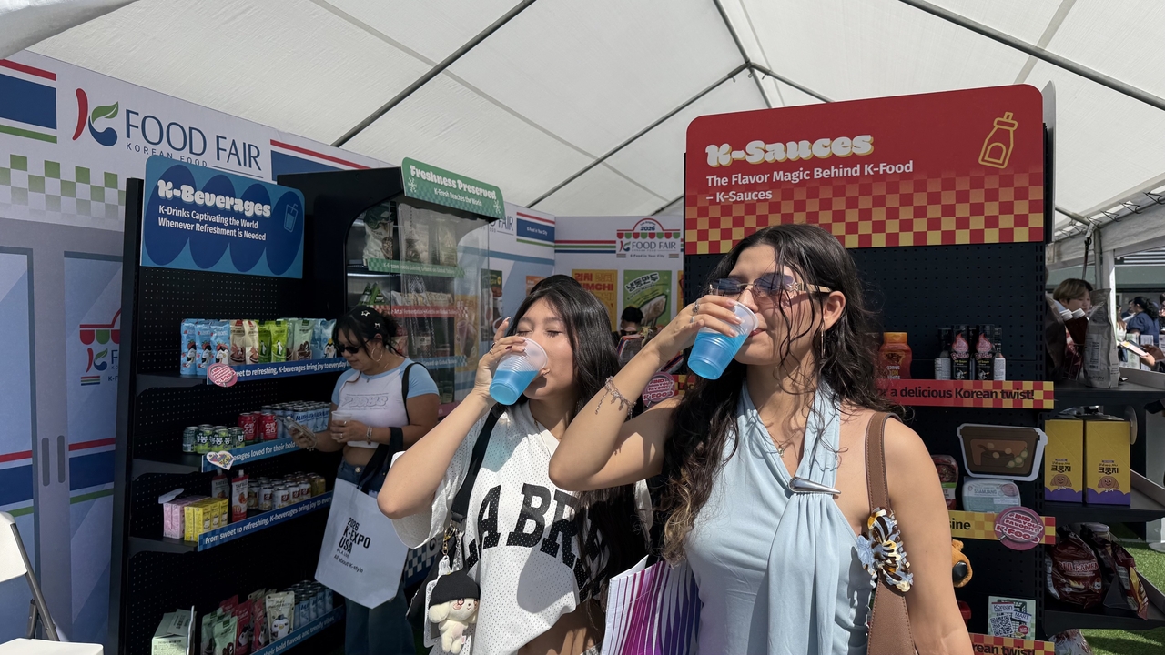 Visitors sample beverages at the K-Food Fair in Los Angeles in May. (Korea Agro-Fisheries & Food Trade Corp.)
