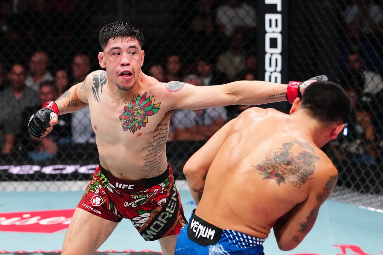 브랜든 모레노(왼쪽)이 조셉 모랄레스에게 펀치를 날리고 있다.  [UFC 제공]
