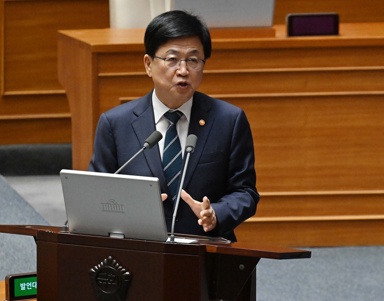 최교진 교육부장관이 14일 오후 서울 여의도 국회에서 열린 제439회 정기회 교육·사회·문화 분야 대정부 질문에서 대입 수시 입학원서 접수 지연 사태와 관련한 질문에 답하고 있다. 이상섭 기자