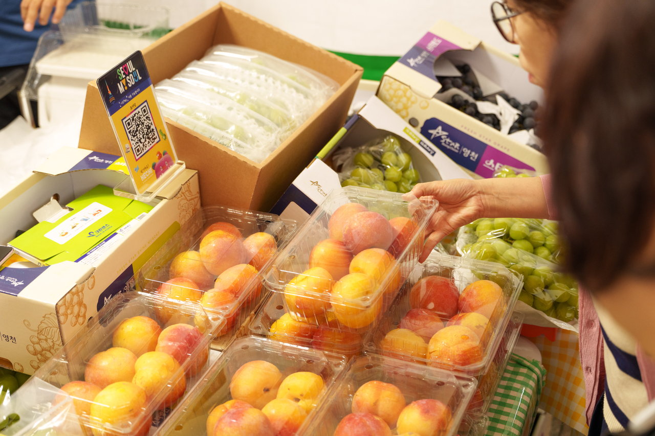 Shoppers look at fruit at the Seoro Market, held at Seoul Plaza from Sept. 24 to 26, 2025. (Seoul Metropolitan Government)