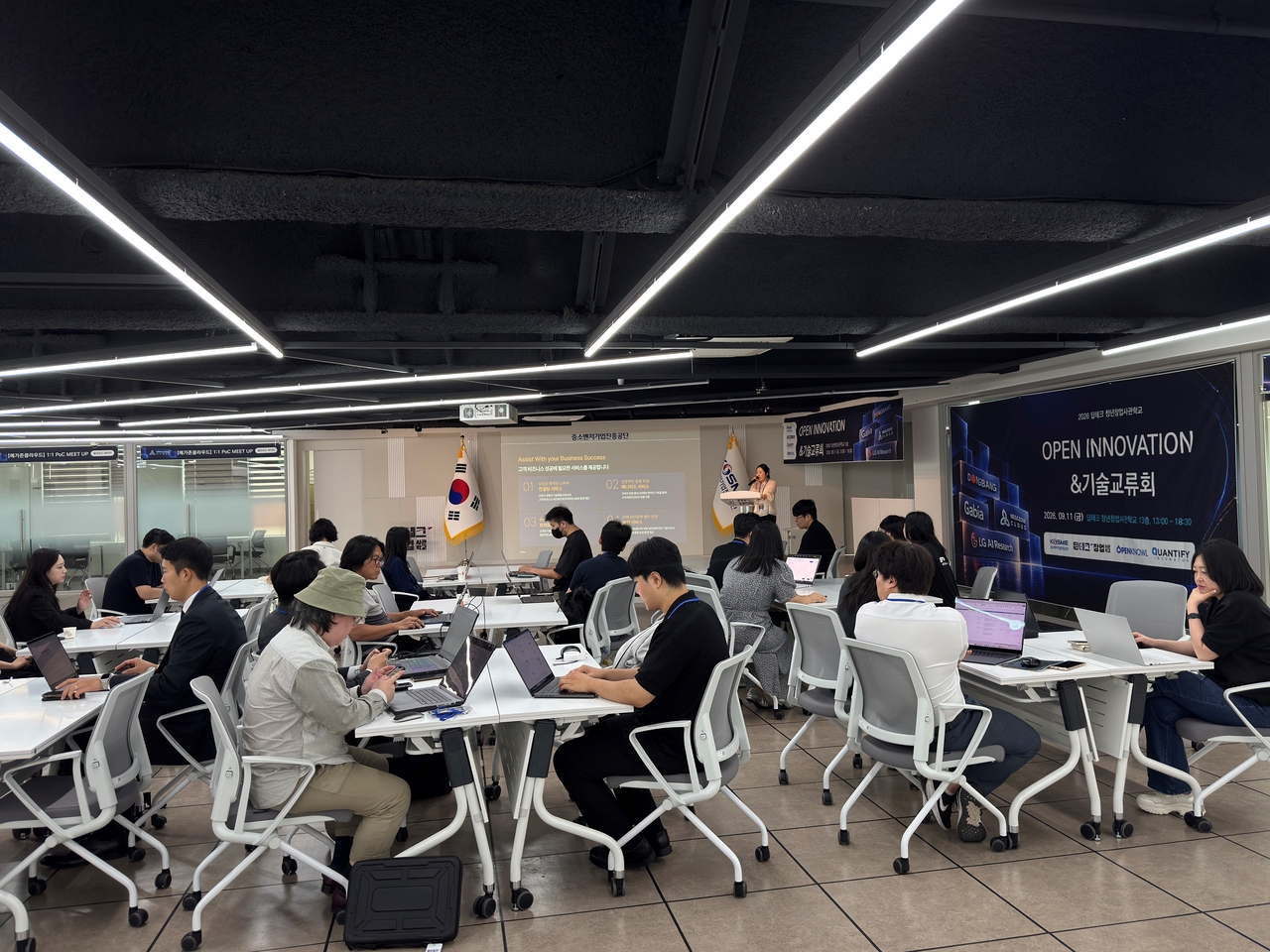The Korea SMEs and Startups Agency holds the "2026 Deep Tech Startup Academy Technology Exchange for Market Entry" at the Deep Tech Startup Academy in Yangcheon-gu, Seoul, on Friday. [Korea SMEs and Startups Agency]