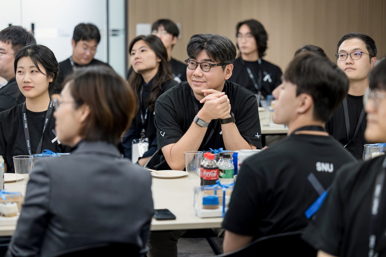 Dunamu Chairman Song Chi-hyung listens to a founder's presentation at the SNU x Upbit Startup Studio move-in welcome ceremony. [Dunamu]