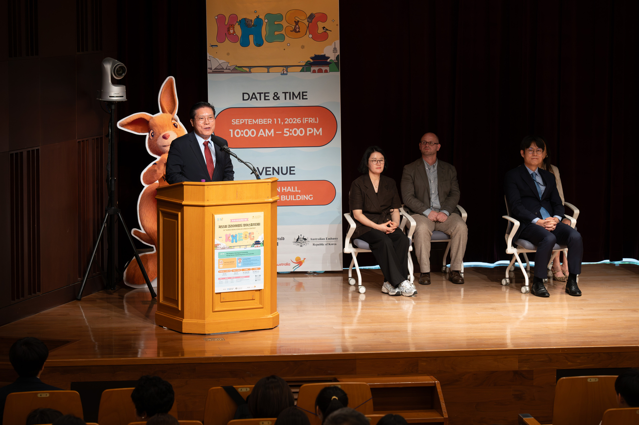 People Power Party Rep. Song Seog-jun (left), chair of the National Assembly's Foreign Affairs and Unification Committee, gives congratulatory remarks Friday at the 55th Korea Herald English Speech Contest held in Jongno-gu, Seoul. (The Korea Herald)