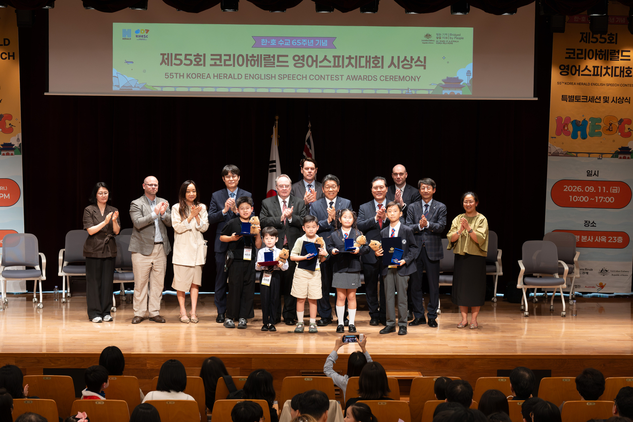 Top awards winners including 6-year-old Kim Yi-jun (front row, first from left) and Shim I-jun (front row, second from left) pose for a photo during the awards ceremony of the 55th Korea Herald English Speech Contest, held in Jongno-gu, Seoul. (The Korea Herald)