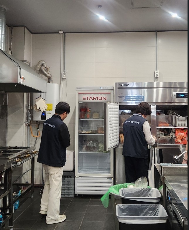 Daejeon special judicial police officers conduct an inspection at a screen golf venue found to have been illegally preparing and selling food.