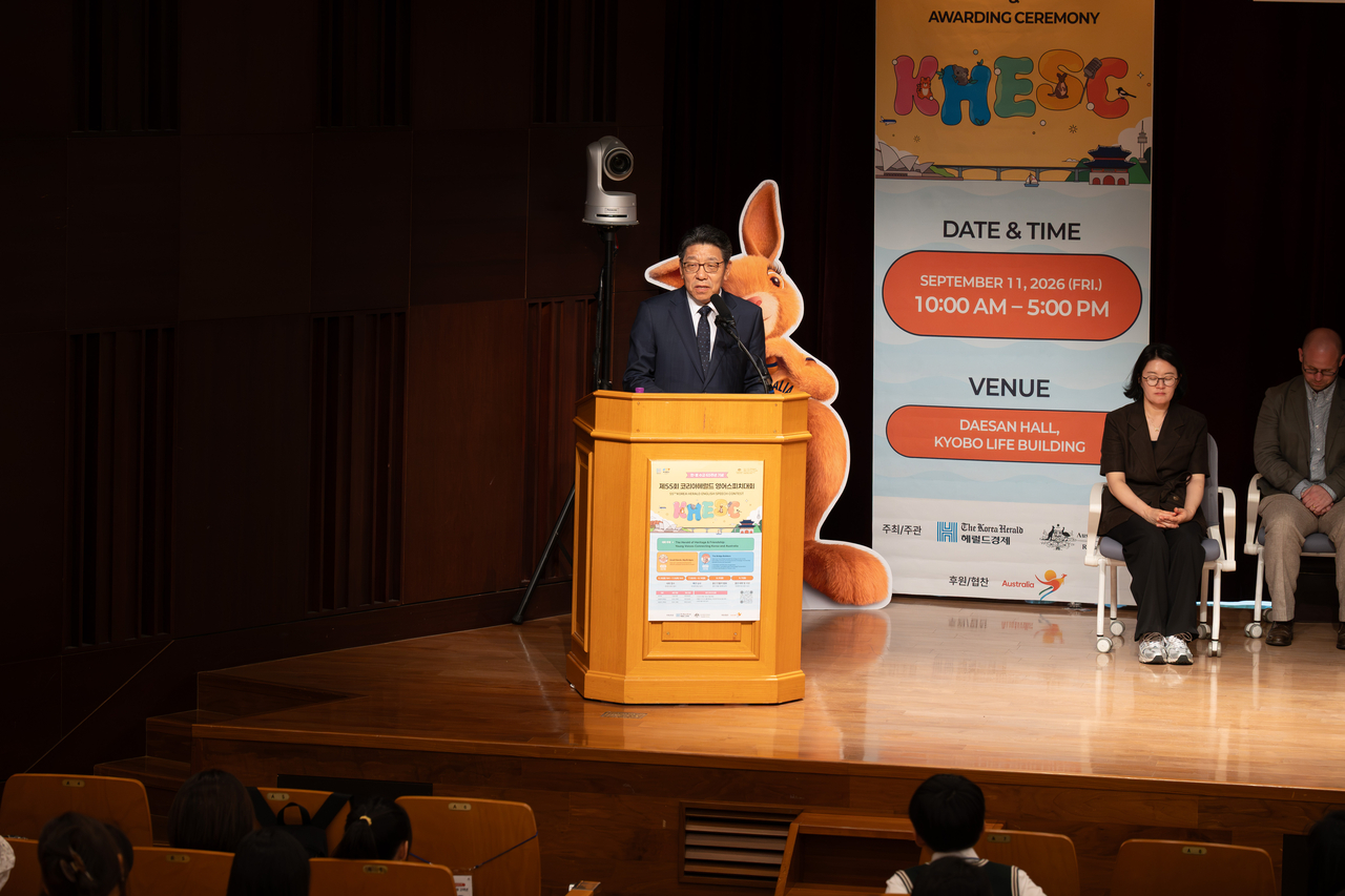Herald Media Group CEO Choi Jin-young (left) shares congratulatory remarks at the 55th Korea Herald English Speech Contest held Friday in Jongno-gu, Seoul. (The Korea Herald)