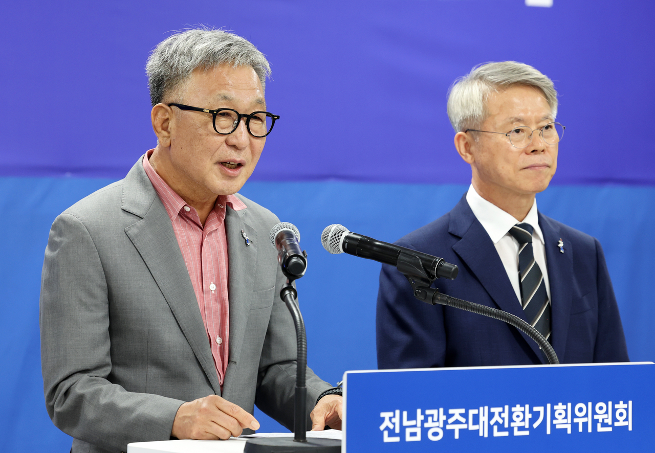 정은승(왼쪽) 전남광주대전환기획위원장이 지난 6월 전남 나주시 전남광주대전환기획위원회 대회의실에서 열린 ‘3대 메가 프로젝트 국민 보고회’ 관련 기자회견에서 발언하고 있다. [연합]