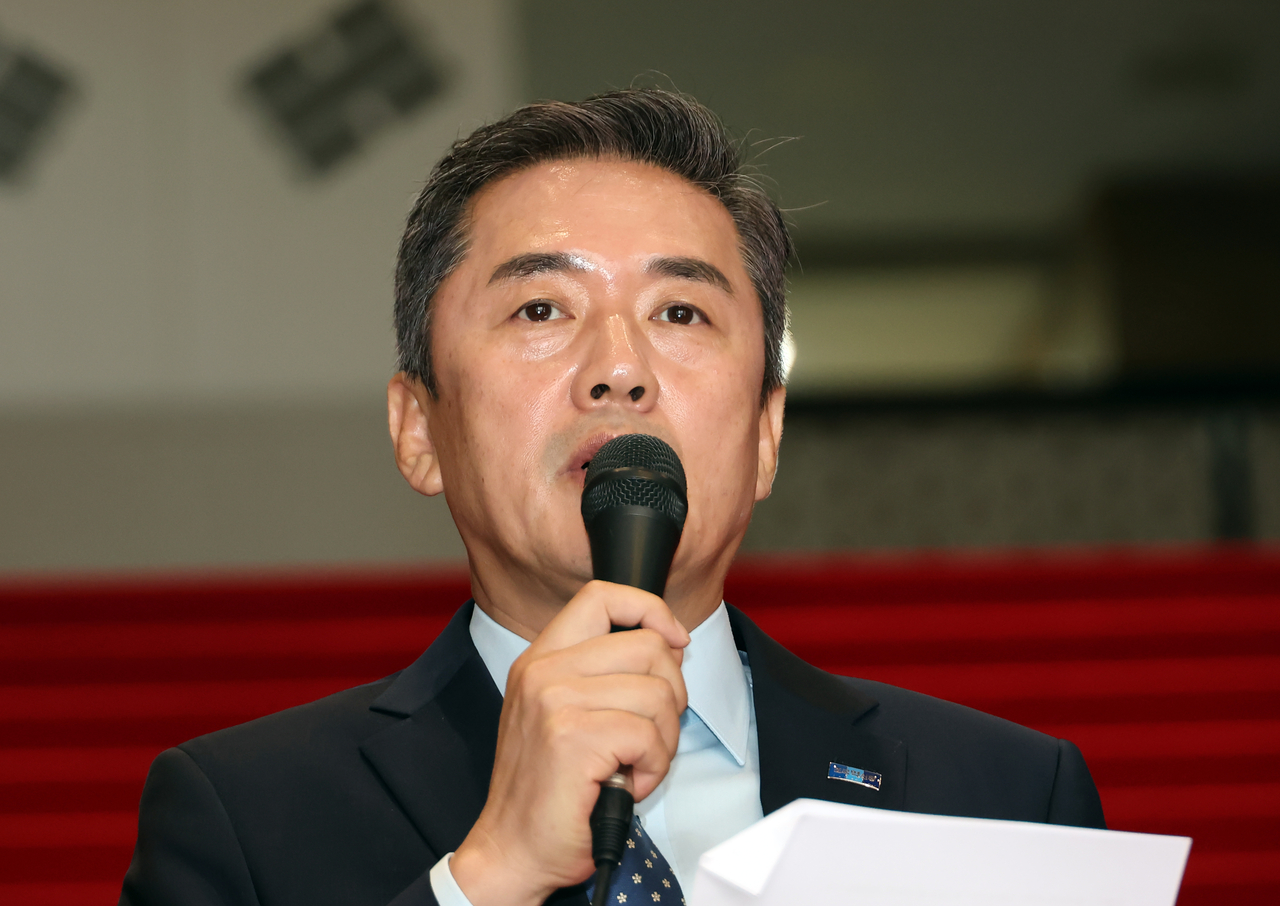 Hwang Hyeon-seon, a newly elected supreme council member of the Rebuilding Korea Party, speaks at a supreme council meeting held on the steps of Rotunda Hall at the National Assembly on Sept. 27. (Yonhap)