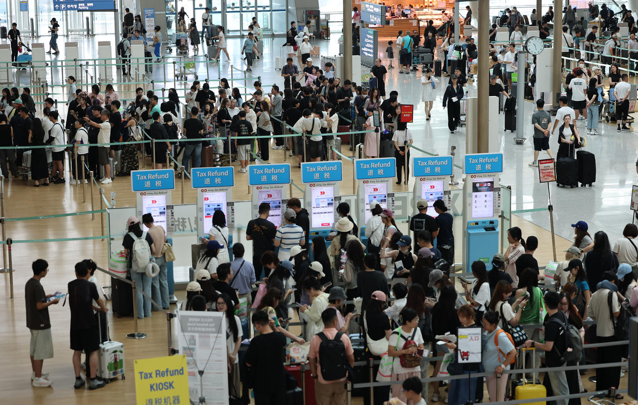 인천국제공항 제1터미널 출국장이 휴가철을 맞아 이용객들로 북적이고 있다. [연합]