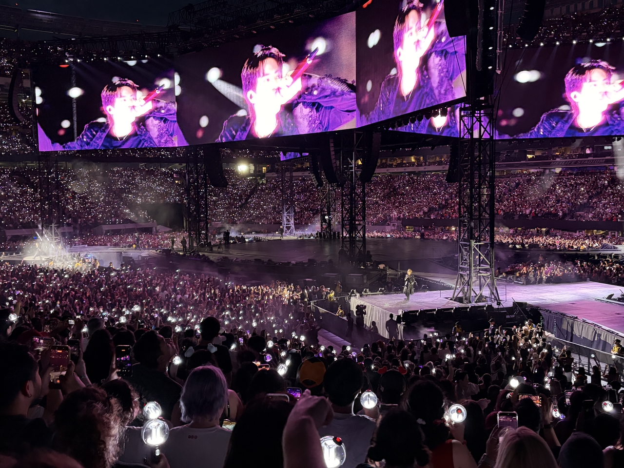 Concertgoers attend a BTS Arirang World Tour performance at MetLife Stadium in New Jersey on Aug. 1 (local time). [Yonhap]