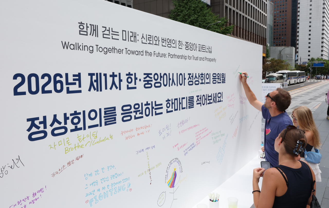 Visitors write messages of support at "Silk Road, Encounter," an offline event held at Cheonggye Plaza in Seoul on Aug. 26 to mark the first Korea-Central Asia Summit of 2026. [Yonhap]