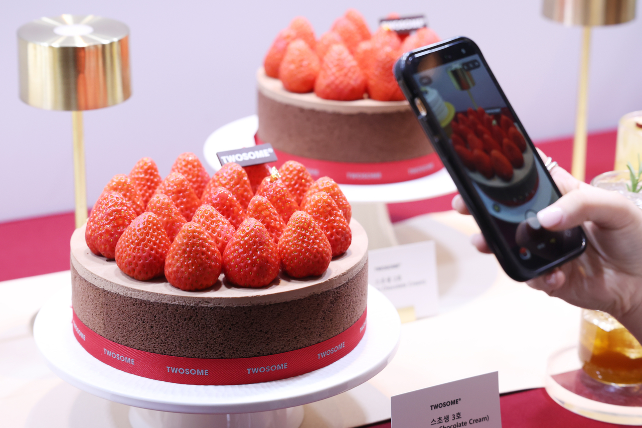 Twosome Place’s signature strawberry cakes are on display. (Yonhap)