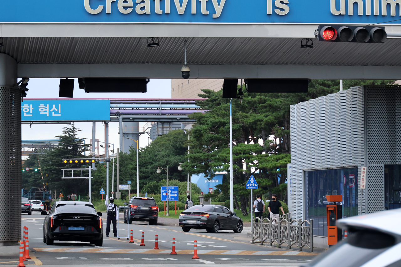 A red traffic light glows at the main gate of Posco's Pohang steelworks on Wednesday, as the Federation of Korean Trade Unions' metal workers' union at Posco carries out a partial strike. [Yonhap]