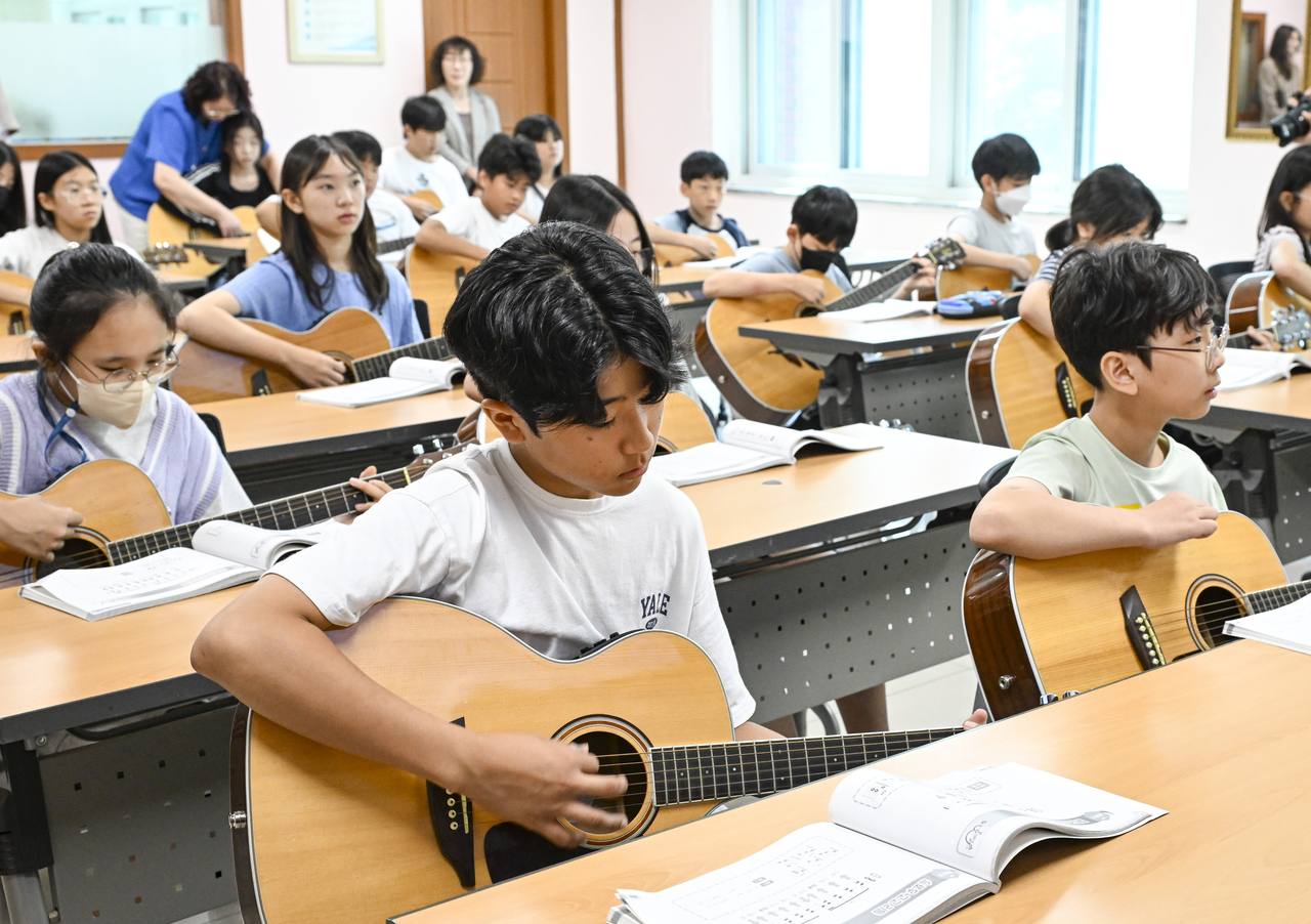 경기도 오산시 원동초등학교에서 학생들이 통기타를 배우고 있다. [사진공동취재단]