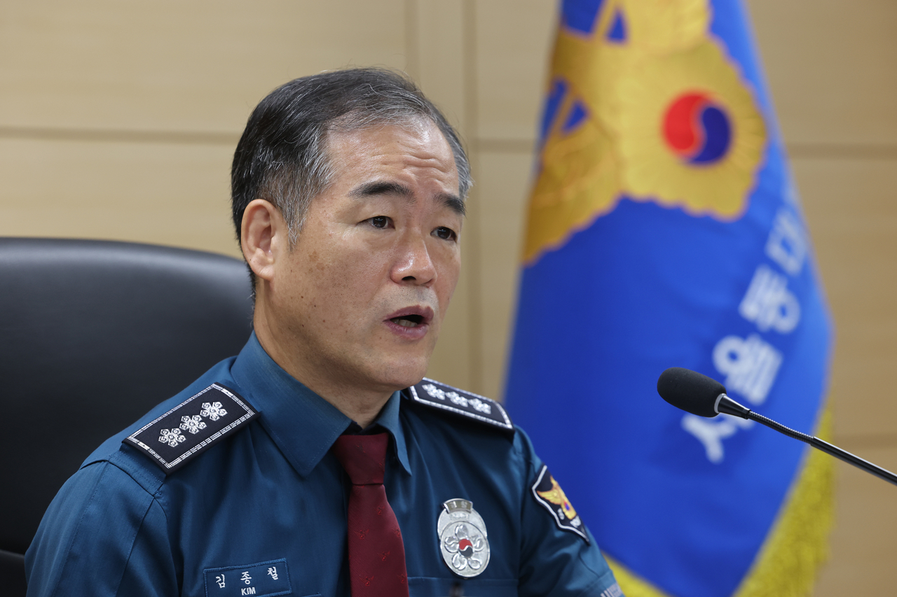 Kim Jong-cheol, acting commissioner general of the Korean National Police Agency, speaks at a meeting with field investigators at Dongdaemun Police Station in Seoul on Thursday. [Yonhap]