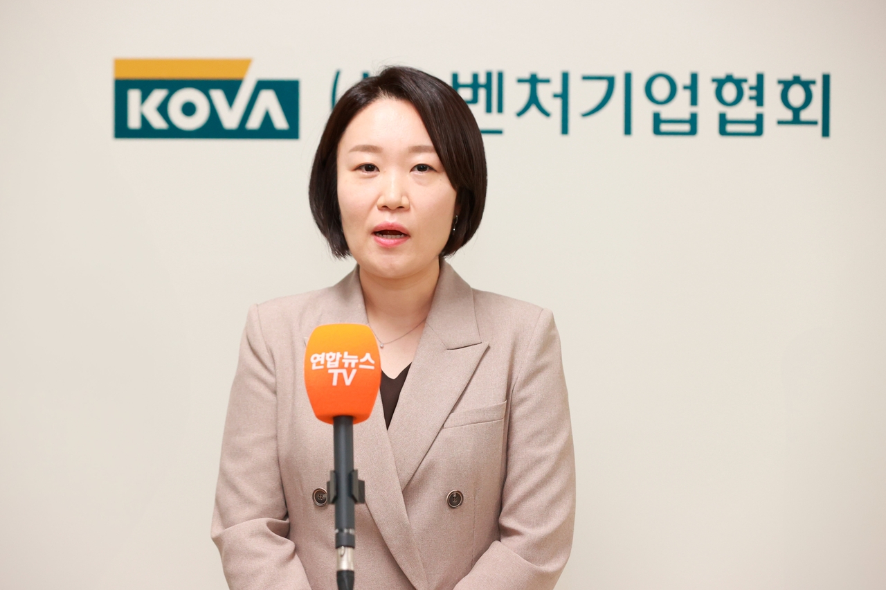 이소영 중소벤처기업부 장관 후보자가 10일 서울 영등포구 벤처기업협회를 방문, 차담회를 마친 뒤 취재진의 질문에 답하고 있다. 이 후보자는 ‘주가누르기 방지법’을 대표 발의하는 등 의원 시절 주가 부양에 큰 관심을 보였다. 반면 장관 후보자로 지명된 뒤엔 코스닥 상폐 속도 조절이 필요하다고 언급하며, 금융위원장과 토론을 하겠다고도 공언했다. 현재 정부가 추진중인 강화된 코스닥 상폐 정책은 장기적인 주가 부양을 목표로 하는 정책이다. [연합]