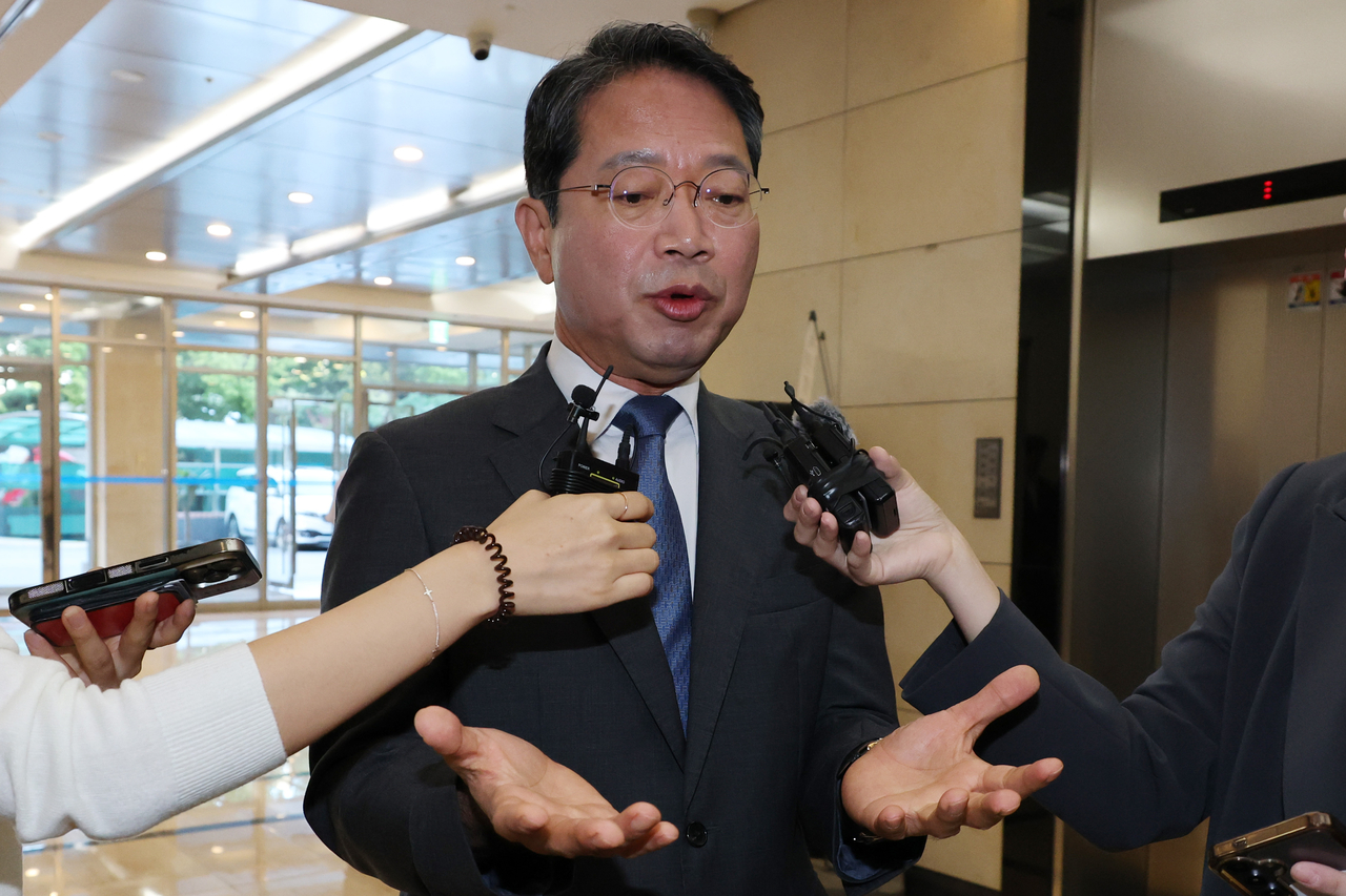 김승원 법무부 장관 후보자가 지난 11일 서울 종로구 적선현대빌딩에 마련된 인사청문회 준비 사무실로 출근하며 취재진의 질문에 답하고 있다. [연합]