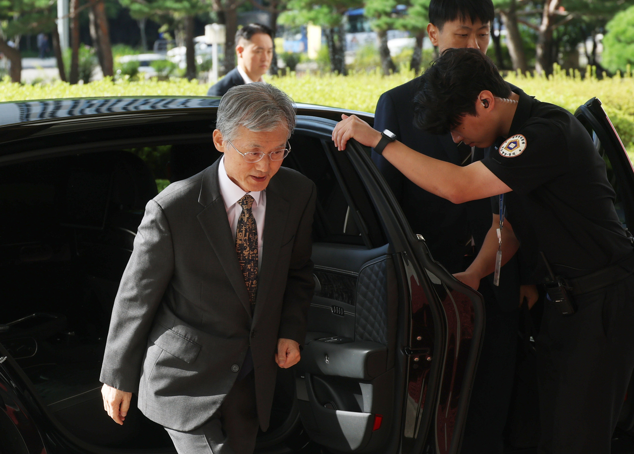 조희대 대법원장이 11일 서울 서초구 대법원으로 출근하고 있다. [연합]