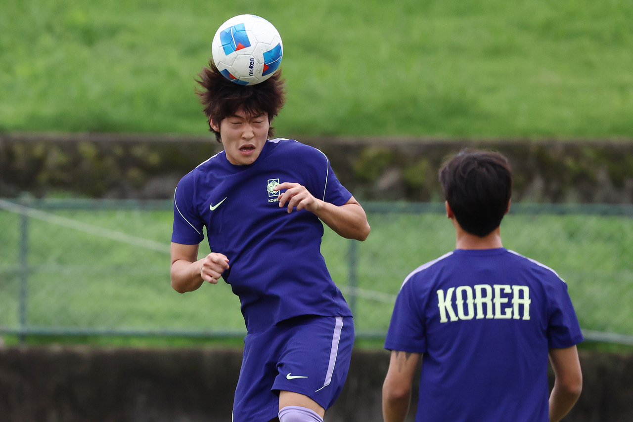 Midfielder Bae Jun-ho practices the heading technique during a training session on Sunday at the Toyota Sports Center in Nagoya, Japan. (Yonhap)