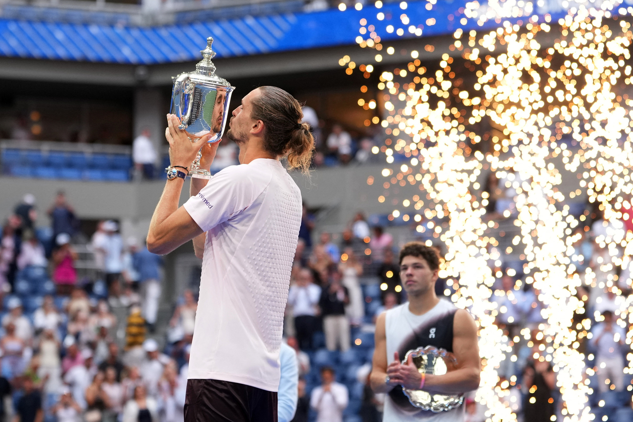 Alexander Zverev kisses the trophy after winning the men's singles final of the US Open, in New York,  tennis championships against Ben Shelton, of the United States, Sunday.   (Reuters-Yonhap)