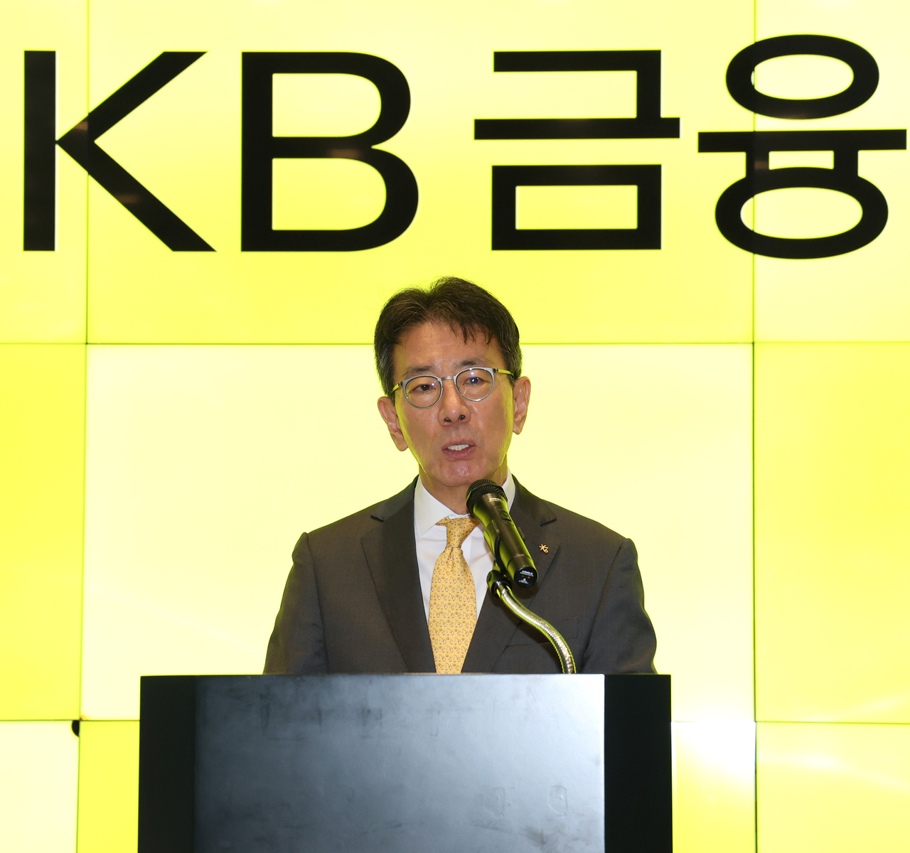 Lee Jae-geun, named as the next chairman of KB Financial Group, speaks to reporters Monday at the lobby of KB Financial's annex building in Yeouido, Seoul. [Yonhap]