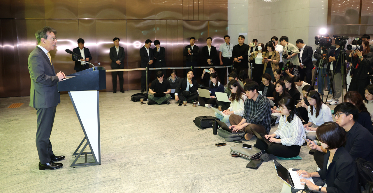Lee Jae-geun, named as the next chairman of KB Financial Group, speaks to reporters Monday at the lobby of KB Financial's annex building in Yeouido, Seoul. [Yonhap]