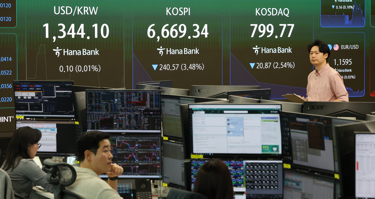 14일 서울 중구 하나은행 본점 딜링룸에서 직원들이 업무를 보고 있다. <연합뉴스>