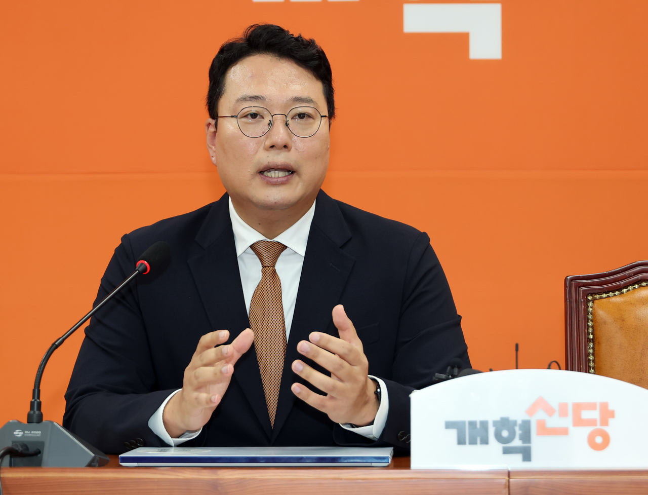 개혁신당 천하람 대표 권한대행 겸 원내대표가 14일 국회에서 기자회견을 열고 비상대책위원장에 이기인 사무총장을 선임한다고 밝히고 있다. <연합뉴스>