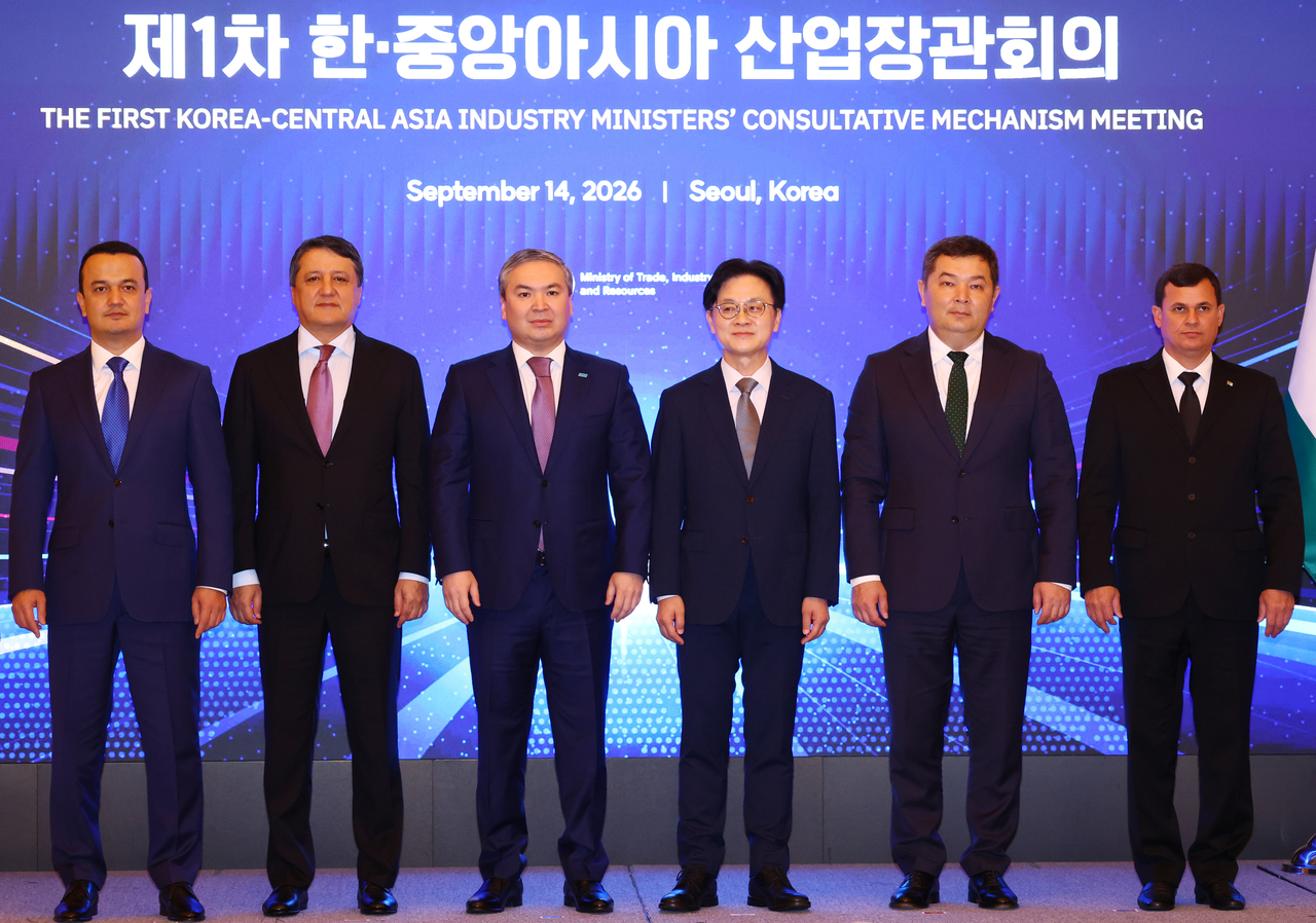 14일 오전 서울 중구 웨스틴 조선 호텔에서 열린 ‘제1차 한·중앙아시아 산업장관회의’에서 김정관 산업통상부 장관과 중앙아시아 각 국 장관들이 기념촬영을 하고 있다.  [연합]