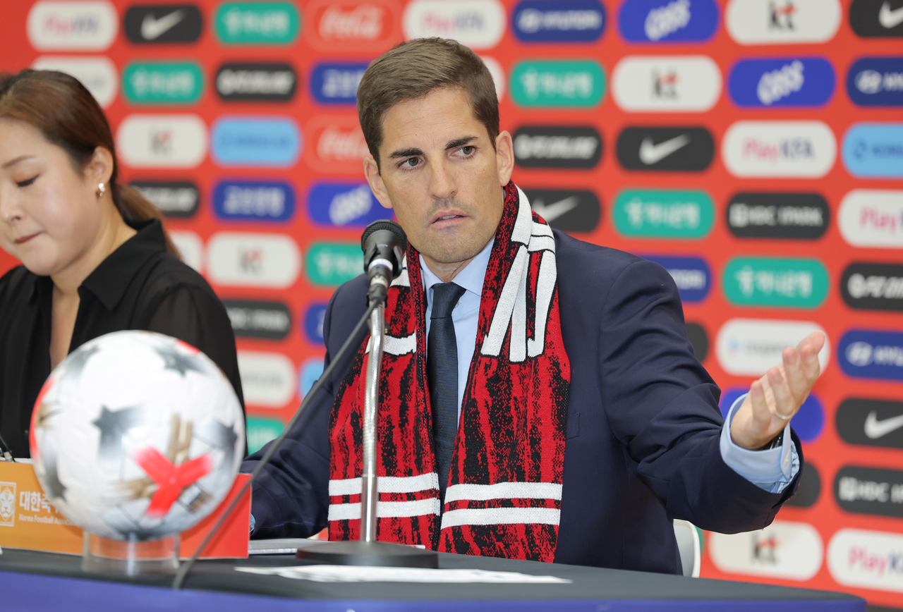 Robert Moreno, interim head coach for the South Korean men‘s national soccer team, speaks during a press conference announcing his 30-man squad for upcoming friendly matches at Korea Football Park in Cheonan, South Chungcheong Province, Monday.   (Yonhap)