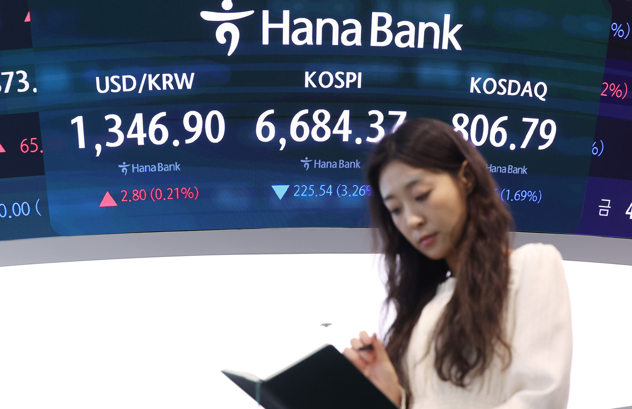 14일 서울 중구 하나은행 딜링룸 현황판에 코스피와 코스닥지수 등이 표시되고 있다. 이날 코스피는 전장보다 225.54포인트(3.26%) 내린 6684.37에 거래를 마쳤다. [연합]