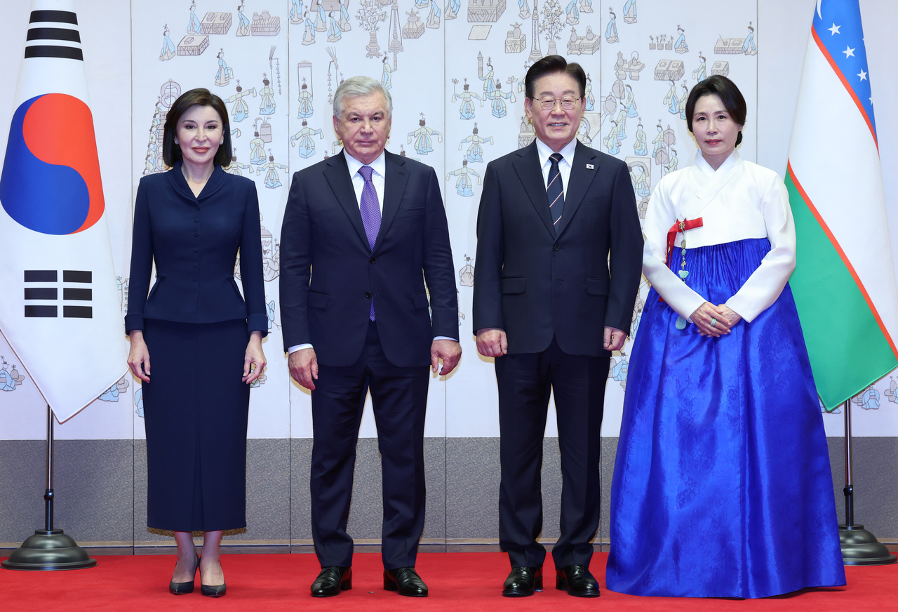 President Lee Jae Myung and first lady Kim Hye-kyung pose for a photo with visiting Uzbek President Shavkat Mirziyoyev and first lady Ziroat Mirziyoyeva at Cheong Wa Dae on Monday. [Yonhap]