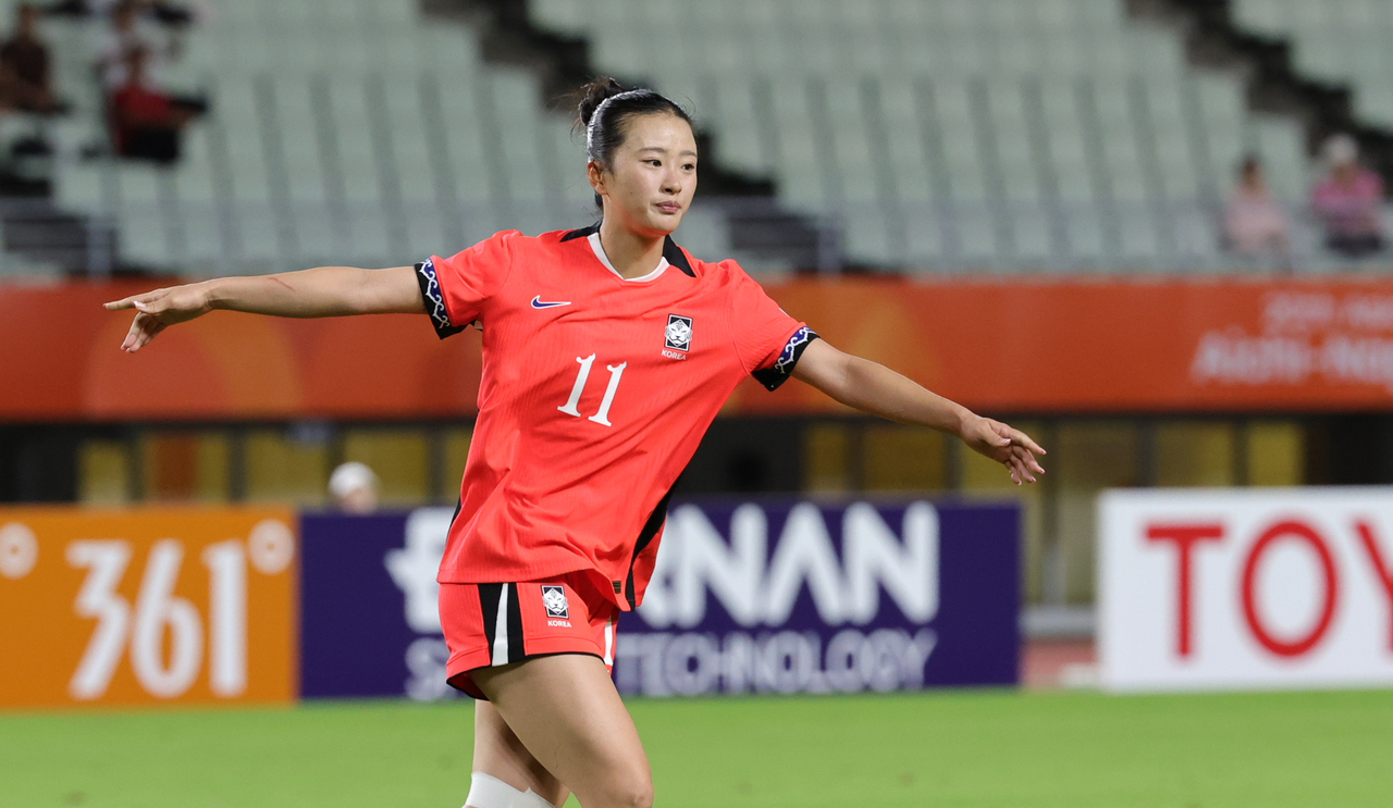 Defender Choe Yu-ri celebrates after scoring the fifth and final goal during a women's football match against Myanmar at the Asian Games held in Nagai Stadium in Osaka, Japan, some 140 kilometers west of the main host city of Nagoya. (Yonhap)